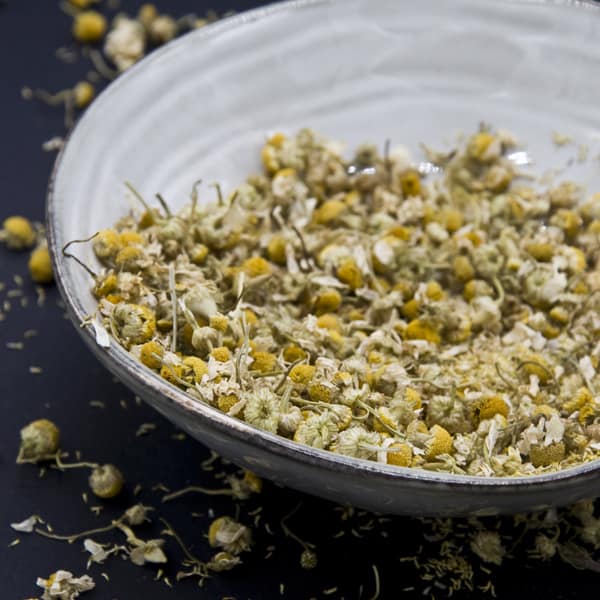 Camomille, plante médicinale utilisée dans nos tisanes et infusions bio | Mana Bella - Tisanes et infusions bio artisanales françaises